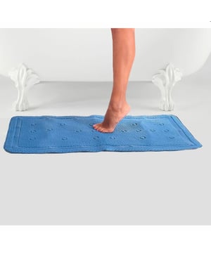 
Ontdek deze antislip badmat van schuim die ervoor zorgt dat u veilig uw douche of bad kunt betreden zonder uit te glijden. Dankzij het speciale materiaal is deze schuim badmat zeer comfortabel. Met zijn 35 zuignappen die aan de onderkant van het bad hechten, is deze antislip badmat de ideale partner voor een aangenaam moment in het water. Het water stroomt gemakkelijk door de gaten. Pluspunt: droogt snel. Materiaal: PVC Afmetingen: 43 x 91 cm. Merk: CaliCosy Kleur: Blue