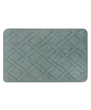 
Droge en warme voeten met een fijne badmat Na het douchen of badderen wil je met je voeten op een lekker zachte mat kunnen stappen. Dat kan met deze QUVIO badmat met ruit patroon. De badmat is gemaakt van microvezel en voelt heerlijk zacht aan. Bovendien absorbeert de mat veel vocht, waardoor je meteen geen last meer hebt van natte voeten. Tel daar het mooie ruit patroon bij op en je snapt waarom een badmat zoals deze een aanwinst is voor jouw badkamer.  Specificaties QUVIO badmat Gemaakt van microvezel Grijs met ruit patroon Afmeting: 50 x 80 x 1 centimeter (lxbxh) Gewicht: 400 gram Met antislip onderkant  Geen glijpartijen In de badkamer wil je niet uitglijden. Daarom hebben deze badmatjes een antislip mat aan de onderkant. Hierdoor ligt de badkamermat stevig op de grond en verschuift deze niet snel. Je kunt dus veilig vanuit het bad of de douchecabine op de badmat stappen. Wel zo veilig.  Sneldrogende microvezel Een badmat wordt nat. Dat is een ding dat zeker is. Bij de QUVIO badmat met ruit patroon hoef je je daar geen zorgen over te maken. Niet alleen neemt de microvezel stof veel vocht op, ook droogt de mat weer snel op.  Stijlvol design Een antislip mat met sneldrogende eigenschappen is heerlijk, maar het oog wil ook wat. Gelukkig hebben deze badmatten een mooi uiterlijk. De grijze kleur past in elke badkamer en het ruit patroon is een stijlvolle toevoeging. De badmat is niet te groot, waardoor deze ook prima in een wat kleinere badkamer past. Of leg meerdere matten in de badkamer, waardoor je niet alleen van de zachte mat geniet als je uit bad stapt, maar ook als je onder de douche vandaan komt of als je voor de wastafel je tanden staat te poetsen. Dat wordt genieten!Materiaal: StoffenKleur: GrijsAfmetingen: Hoogte: 1CM x breedte: 80CM x Lengte: 50CM