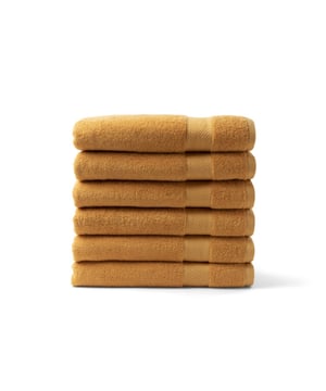 
Met deze DoubleDry BadhanddoekenSet geweven van 100% hoogwaardige katoen, bereik je dat luxe wellness-gevoel en geniet je van jouw kleur naar keuze!Zachte badlakens gemaakt van goede kwaliteit badstof (hotel kwaliteit) en hebben een dikte van 500 gram per vierkante meter. De handdoeken hebben een hoge absorptie, hierdoor neemt het vocht makkelijk en snel op. Alle doeken zijn voorzien van een handige ophanglus. Waardoor zijn gemakkelijk aan een haakje op te hangen zijn. DoubleDry badtextiel in hotel collectie is leverbaar in de kleuren; wit, nature crème, licht grijs, beige taupe, denim blauw, antraciet, zwart, fuchsia roze, klassiek blauw, oker geel en bordeaux rood. De handdoeken hebben een formaat van 70x140 cm. Wanneer dit wat te groot is, is er naast deze serie is er ook een kleiner model beschikbaar in de maat 50x100 cm. Maak u set helemaal compleet met bijpassende set washandjes in de maat 16x21 cm. De doeken kunnen gewassen worden in tot 60 °C . De handdoeken mogen in de droger, mits op een lage temperatuur.Product specificaties:100% KatoenGram per vierkante meter: 500 g/m2Set van 6 badlakensFormaat 70x140 cmZacht en natuurlijkHoge absorptieWassen tot 60 gradenDrogen op een lage temperatuurGecertificeerd door MADE in GREEN by OEKO-TEXGecertificeerd by BSCICode of conduct - Afmeting: 70 x 140 cm - Kleur: Okergeel - Materiaal: Katoen