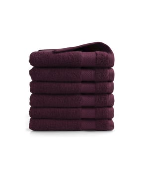 
Met deze DoubleDry BadhanddoekenSet geweven van 100% hoogwaardige katoen, bereik je dat luxe wellness-gevoel en geniet je van jouw kleur naar keuze!Zachte badlakens gemaakt van goede kwaliteit badstof (hotel kwaliteit) en hebben een dikte van 500 gram per vierkante meter. De handdoeken hebben een hoge absorptie, hierdoor neemt het vocht makkelijk en snel op. Alle doeken zijn voorzien van een handige ophanglus. Waardoor zijn gemakkelijk aan een haakje op te hangen zijn. DoubleDry badtextiel in hotel collectie is leverbaar in de kleuren; wit, nature crème, licht grijs, beige taupe, denim blauw, antraciet, zwart, fuchsia roze, klassiek blauw, oker geel en bordeaux rood. De handdoeken hebben een formaat van 70x140 cm. Wanneer dit wat te groot is, is er naast deze serie is er ook een kleiner model beschikbaar in de maat 50x100 cm. Maak u set helemaal compleet met bijpassende set washandjes in de maat 16x21 cm. De doeken kunnen gewassen worden in tot 60 °C . De handdoeken mogen in de droger, mits op een lage temperatuur.Product specificaties:100% KatoenGram per vierkante meter: 500 g/m2Set van 6 badlakensFormaat 70x140 cmZacht en natuurlijkHoge absorptieWassen tot 60 gradenDrogen op een lage temperatuurGecertificeerd door MADE in GREEN by OEKO-TEXGecertificeerd by BSCICode of conduct - Afmeting: 70 x 140 cm - Kleur: Bordeaux Rood - Materiaal: Katoen