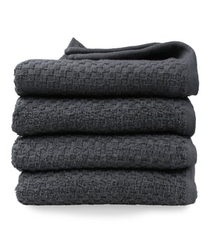 
Deze subtiele elegante luxe handdoek geweven “POPCORN WEAVE” mogen niet in uw badkamer ontbreken!Deze set handdoeken popcorn weave zijn gemaakt van goede kwaliteit badstof (hotel kwaliteit), dat vocht makkelijk en snel opneemt. Ga voor comfort en gemak met de lekker zachte popcorn weave handdoeken! Deze mooie handdoeken heb je in verschillende frisse kleuren en worden per 4 stuks geleverd. Deze stijlvolle handdoeken zijn een perfecte aanvulling op je badtextiel. De handdoeken voelen lekker zacht en comfortabel aan. De handdoeken worden namelijk van 100% gekamde katoen gemaakt. Katoen absorbeert vocht goed en is zacht voor de huid. Door het goede absorptievermogen droog jij je bovendien in een handomdraai lekker af.KleurenDe popcorn weave collectie is verkrijgbaar in 8 frisse kleuren; wit, crème, taupe, licht grijs, antraciet, ijsblauw, mint groen en oud roze.MatenDe handdoeken hebben een formaat van 50x100 cm. Wanneer dit wat te klein is, is er naast deze serie ook een groter model beschikbaar in de maat 70x140 cm.MaterialenDe handdoeken zijn gemaakt van hoogwaardige kwaliteit gekamde katoen (100%) en hebben een dikte van 420 gram per vierkante meter.Wasvoorschriften·        Wassen voor gebruik. De handdoeken kunnen gewassen worden tot 60 °C. Wassen in een niet te volle wastrommel, zodat het water goed door de doeken kan spoelen. Wassen bij voorkeur zonder wasverzachter.·        De handdoeken mogen in de droger mits op een lage temperatuur. Dit om beschadiging aan de vezels te voorkomen.·        Wassen met gelijke kleuren.·        Let op! gebruik geen producten met witmakers of bleekmiddelProduct specificaties:·        100% gekamde katoen·        popcorn geweven·        duurzaam, strek en absorberend·        Gram per vierkante meter: 420 g/m2·        50 x 100 cm·        Set van 4 handdoeken·        Wassen tot 60 graden·        Drogen in de droger mits op een lage temperatuur·        BSCI - gecertificeerd·        OEKO-TEX Made in Green - gecertificeerd·        Code of conduct - Afmeting: 50 x 100 - Kleur: Antraciet - Materiaal: Katoen