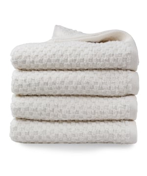 
Deze subtiele elegante luxe handdoek geweven “POPCORN WEAVE” mogen niet in uw badkamer ontbreken!Deze set handdoeken popcorn weave zijn gemaakt van goede kwaliteit badstof (hotel kwaliteit), dat vocht makkelijk en snel opneemt. Ga voor comfort en gemak met de lekker zachte popcorn weave handdoeken! Deze mooie handdoeken heb je in verschillende frisse kleuren en worden per 4 stuks geleverd. Deze stijlvolle handdoeken zijn een perfecte aanvulling op je badtextiel. De handdoeken voelen lekker zacht en comfortabel aan. De handdoeken worden namelijk van 100% gekamde katoen gemaakt. Katoen absorbeert vocht goed en is zacht voor de huid. Door het goede absorptievermogen droog jij je bovendien in een handomdraai lekker af.KleurenDe popcorn weave collectie is verkrijgbaar in 8 frisse kleuren; wit, crème, taupe, licht grijs, antraciet, ijsblauw, mint groen en oud roze.MatenDe handdoeken hebben een formaat van 50x100 cm. Wanneer dit wat te klein is, is er naast deze serie ook een groter model beschikbaar in de maat 70x140 cm.MaterialenDe handdoeken zijn gemaakt van hoogwaardige kwaliteit gekamde katoen (100%) en hebben een dikte van 420 gram per vierkante meter.Wasvoorschriften·        Wassen voor gebruik. De handdoeken kunnen gewassen worden tot 60 °C. Wassen in een niet te volle wastrommel, zodat het water goed door de doeken kan spoelen. Wassen bij voorkeur zonder wasverzachter.·        De handdoeken mogen in de droger mits op een lage temperatuur. Dit om beschadiging aan de vezels te voorkomen.·        Wassen met gelijke kleuren.·        Let op! gebruik geen producten met witmakers of bleekmiddelProduct specificaties:·        100% gekamde katoen·        popcorn geweven·        duurzaam, strek en absorberend·        Gram per vierkante meter: 420 g/m2·        50 x 100 cm·        Set van 4 handdoeken·        Wassen tot 60 graden·        Drogen in de droger mits op een lage temperatuur·        BSCI - gecertificeerd·        OEKO-TEX Made in Green - gecertificeerd·        Code of conduct - Afmeting: 50 x 100 - Kleur: Crème - Materiaal: Katoen