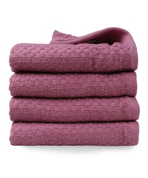 
Deze subtiele elegante luxe handdoek geweven “POPCORN WEAVE” mogen niet in uw badkamer ontbreken!Deze set handdoeken popcorn weave zijn gemaakt van goede kwaliteit badstof (hotel kwaliteit), dat vocht makkelijk en snel opneemt. Ga voor comfort en gemak met de lekker zachte popcorn weave handdoeken! Deze mooie handdoeken heb je in verschillende frisse kleuren en worden per 4 stuks geleverd. Deze stijlvolle handdoeken zijn een perfecte aanvulling op je badtextiel. De handdoeken voelen lekker zacht en comfortabel aan. De handdoeken worden namelijk van 100% gekamde katoen gemaakt. Katoen absorbeert vocht goed en is zacht voor de huid. Door het goede absorptievermogen droog jij je bovendien in een handomdraai lekker af.KleurenDe popcorn weave collectie is verkrijgbaar in 8 frisse kleuren; wit, crème, taupe, licht grijs, antraciet, ijsblauw, mint groen en oud roze.MatenDe handdoeken hebben een formaat van 50x100 cm. Wanneer dit wat te klein is, is er naast deze serie ook een groter model beschikbaar in de maat 70x140 cm.MaterialenDe handdoeken zijn gemaakt van hoogwaardige kwaliteit gekamde katoen (100%) en hebben een dikte van 420 gram per vierkante meter.Wasvoorschriften·        Wassen voor gebruik. De handdoeken kunnen gewassen worden tot 60 °C. Wassen in een niet te volle wastrommel, zodat het water goed door de doeken kan spoelen. Wassen bij voorkeur zonder wasverzachter.·        De handdoeken mogen in de droger mits op een lage temperatuur. Dit om beschadiging aan de vezels te voorkomen.·        Wassen met gelijke kleuren.·        Let op! gebruik geen producten met witmakers of bleekmiddelProduct specificaties:·        100% gekamde katoen·        popcorn geweven·        duurzaam, strek en absorberend·        Gram per vierkante meter: 420 g/m2·        50 x 100 cm·        Set van 4 handdoeken·        Wassen tot 60 graden·        Drogen in de droger mits op een lage temperatuur·        BSCI - gecertificeerd·        OEKO-TEX Made in Green - gecertificeerd·        Code of conduct - Afmeting: 50 x 100 - Kleur: Roze - Materiaal: Katoen