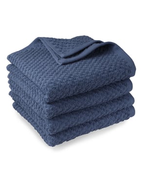 
Deze subtiele elegante luxe handdoek geweven “POPCORN WEAVE” mogen niet in uw badkamer ontbreken!Deze set handdoeken popcorn weave zijn gemaakt van goede kwaliteit badstof (hotel kwaliteit), dat vocht makkelijk en snel opneemt. Ga voor comfort en gemak met de lekker zachte popcorn weave handdoeken! Deze mooie handdoeken heb je in verschillende frisse kleuren en worden per 4 stuks geleverd. Deze stijlvolle handdoeken zijn een perfecte aanvulling op je badtextiel. De handdoeken voelen lekker zacht en comfortabel aan. De handdoeken worden namelijk van 100% gekamde katoen gemaakt. Katoen absorbeert vocht goed en is zacht voor de huid. Door het goede absorptievermogen droog jij je bovendien in een handomdraai lekker af.KleurenDe popcorn weave collectie is verkrijgbaar in 8 frisse kleuren; wit, crème, taupe, licht grijs, antraciet, ijsblauw, mint groen en oud roze.MatenDe handdoeken hebben een formaat van 70x140 cm. Wanneer dit wat te groot is, is er naast deze serie ook een kleiner model beschikbaar in de maat 50x100 cm.MaterialenDe handdoeken zijn gemaakt van hoogwaardige kwaliteit gekamde katoen (100%) en hebben een dikte van 420 gram per vierkante meter.Wasvoorschriften·        Wassen voor gebruik. De handdoeken kunnen gewassen worden tot 60 °C. Wassen in een niet te volle wastrommel, zodat het water goed door de doeken kan spoelen. Wassen bij voorkeur zonder wasverzachter.·        De handdoeken mogen in de droger mits op een lage temperatuur. Dit om beschadiging aan de vezels te voorkomen.·        Wassen met gelijke kleuren.·        Let op! gebruik geen producten met witmakers of bleekmiddelProduct specificaties:·        100% gekamde katoen·        popcorn geweven·        duurzaam, strek en absorberend·        Gram per vierkante meter: 420 g/m2·        70 x 140 cm·        Set van 4 badlakens·        Wassen tot 60 graden·        Drogen in de droger mits op een lage temperatuur·        BSCI - gecertificeerd·        OEKO-TEX Made in Green - gecertificeerd·        Code of conduct - Afmeting: 70 x 140 - Kleur: Blauw - Materiaal: Katoen