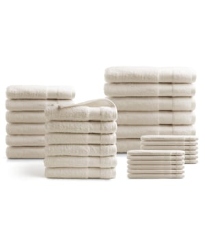 
Verwen jezelf met de luxe van de DoubleDry Hotel Handdoeken set. Deze 30-delige set in de elegante kleur Nature Crème brengt het comfort van een hotelervaring naar je eigen badkamer. Gemaakt van 100% katoen met een gewicht van 500 g/m², bieden deze handdoeken een ongeëvenaarde zachtheid en absorptievermogen. Stap uit de douche en wikkel jezelf in pure verwennerij!Deze complete set bevat alles wat je nodig hebt: 6 royale badlakens (70x140 cm), 12 handdoeken (50x100 cm) en 12 washandjes (16x21 cm). De handdoeken zijn niet alleen heerlijk zacht, maar ook praktisch in gebruik. Ze zijn wasbaar tot 60 graden en kunnen op lage temperatuur in de droger. Bovendien zijn ze BSCI- en Oekotex-gecertificeerd, wat betekent dat ze voldoen aan hoge sociale en ecologische standaarden. Geniet van de luxe en het comfort van deze prachtige handdoeken set, die nooit uit de mode raakt dankzij de "Never out of stock" seizoenscollectie.Materiaal100% katoenGewicht6.55 kgProduct breedte70 cmProduct lengte140 cmVerpakking breedte250 mmVerpakking hoogte250 mmVerpakking lengte250 mmVerpakkingsgewicht6.55 kgVerpakkingsinhoud30 delig