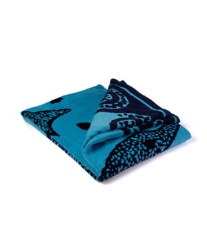 
Luxe jacquard geweven velours strandlaken van zware kwaliteit. Ook leuk als cadeau. Trendy design voor een heerlijke zomerdag op het strand of in de park. Ontspannen genieten aan het zwembad, aan het strand, op vakantie of gewoon thuis met de strandlakens van Phlox. Unieke designs, eyecatcher strandlakens. Op deze luxe strandlakens lig je altijd goed! MogelijkhedenDe doeken zijn te gebruiken voor diverse doeleinde. Zoals; sauna, strand, na douchen of heerlijk lang bad.KleurenDe doeken zijn er in vele kleuren en designs; turtle, tiger, touw, star black, lagoon, dolphin, summer blue, summer fuchsia, marile green, marile orange. MatenDe doeken hebben een royaal formaat (ca. 90 x 160 cm). MaterialenOnze doeken zijn gemaakt van hoogwaardige kwaliteit zacht katoen, een zijde badstof en een zijde velour. Waardoor ze lang mee gaan en netjes blijven. WasvoorschriftenDe doeken kunnen gewassen worden tot 40 °C . De doeken mogen in de droger mits op een lage temperatuur.Inhoud verpakking• strandlaken 90x160 cmProduct specificaties:• Luxueus strandlaken• 100% katoen• extra zacht velour badstof• keuze uit vele designs• Wassen tot 40 graden• Drogen op een lage temperatuur• BSCI - gecertificeerd• Oekotex - gecertificeerd - Afmeting: 90x160 - Kleur: Blauw - Materiaal: Katoen