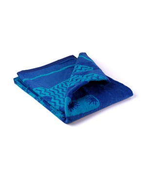 
Luxe jacquard geweven velours strandlaken van zware kwaliteit. Ook leuk als cadeau. Trendy design voor een heerlijke zomerdag op het strand of in de park. Ontspannen genieten aan het zwembad, aan het strand, op vakantie of gewoon thuis met de strandlakens van Phlox. Unieke designs, eyecatcher strandlakens. Op deze luxe strandlakens lig je altijd goed! MogelijkhedenDe doeken zijn te gebruiken voor diverse doeleinde. Zoals; sauna, strand, na douchen of heerlijk lang bad.KleurenDe doeken zijn er in vele kleuren en designs; turtle, tiger, touw, star black, lagoon, dolphin, summer blue, summer fuchsia, marile green, marile orange. MatenDe doeken hebben een royaal formaat (ca. 90 x 160 cm). MaterialenOnze doeken zijn gemaakt van hoogwaardige kwaliteit zacht katoen, een zijde badstof en een zijde velour. Waardoor ze lang mee gaan en netjes blijven. WasvoorschriftenDe doeken kunnen gewassen worden tot 40 °C . De doeken mogen in de droger mits op een lage temperatuur.Inhoud verpakking• strandlaken 90x160 cmProduct specificaties:• Luxueus strandlaken• 100% katoen• extra zacht velour badstof• keuze uit vele designs• Wassen tot 40 graden• Drogen op een lage temperatuur• BSCI - gecertificeerd• Oekotex - gecertificeerd - Afmeting: 90x160 - Kleur: Blauw - Materiaal: Katoen