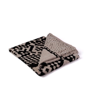 
Luxe jacquard geweven velours strandlaken van zware kwaliteit. Ook leuk als cadeau. Trendy design voor een heerlijke zomerdag op het strand of in de park. Ontspannen genieten aan het zwembad, aan het strand, op vakantie of gewoon thuis met de strandlakens van Phlox. Unieke designs, eyecatcher strandlakens. Op deze luxe strandlakens lig je altijd goed! MogelijkhedenDe doeken zijn te gebruiken voor diverse doeleinde. Zoals; sauna, strand, na douchen of heerlijk lang bad.KleurenDe doeken zijn er in vele kleuren en designs; turtle, tiger, touw, star black, lagoon, dolphin, summer blue, summer fuchsia, marile green, marile orange. MatenDe doeken hebben een royaal formaat (ca. 90 x 160 cm). MaterialenOnze doeken zijn gemaakt van hoogwaardige kwaliteit zacht katoen, een zijde badstof en een zijde velour. Waardoor ze lang mee gaan en netjes blijven. WasvoorschriftenDe doeken kunnen gewassen worden tot 40 °C . De doeken mogen in de droger mits op een lage temperatuur.Inhoud verpakking• strandlaken 90x160 cmProduct specificaties:• Luxueus strandlaken• 100% katoen• extra zacht velour badstof• keuze uit vele designs• Wassen tot 40 graden• Drogen op een lage temperatuur• BSCI - gecertificeerd• Oekotex - gecertificeerd - Afmeting: 90x160 - Kleur: Beige - Materiaal: Katoen