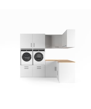 
Ben je op zoek naar een wasmachine kast die praktisch is én je wasruimte een strakke, georganiseerde uitstraling geeft? Met ons modulaire systeem stel je eenvoudig jouw ideale opstelling samen – perfect afgestemd op jouw ruimte en wensen.   De kernmodule – de kast waar de wasmachine en droger in komen – is gemaakt van water- en vochtbestendig multiplex. Deze stevige basis garandeert veiligheid en stabiliteit, zelfs bij intensief gebruik. De bijbehorende zij- en bovenkasten zijn vervaardigd uit hoogwaardig MDF, wat zorgt voor een luxe uitstraling en langdurige kwaliteit.   Draagvermogen van 400 kg – veilig voor zware machines Kiepzekering – voorkomt verschuiven of uitvallen Ventilatierooster – voorkomt oververhitting Modulair systeem – stel jouw ideale opstelling samen 10 cm leidingruimte – strak tegen de muur te plaatsen Uitschuifbaar plateau en opberglade – extra praktisch Verstelbare stalen pootjes – stabiel op elke vloer Ergonomische werkhoogte (65 cm) – geen gebuk meer Trillingsabsorberend en geluidsdempend ontwerp   De wasmachinekast is uitgerust met een ventilatierooster dat de warmte van draaiende machines veilig afvoert. Dankzij het extra sterke frame heeft de kast een draagvermogen van maar liefst 400 kg – ruim voldoende voor een wasmachine én droger. Daarnaast voorkomt een ingebouwde kiepzekering dat apparaten kunnen verschuiven of uit de kast vallen.   Deze wasmachine meubel is volledig modulair. Je kunt meerdere onderdelen eenvoudig koppelen: van extra opberglades en bovenkasten tot werkbladen en zijmodules. Hierdoor creëer je precies de opstelling die jij nodig hebt. Alle modules zijn naadloos met elkaar te verbinden, wat zorgt voor een strak geheel.   Achter de kast is 10 cm ruimte voorzien om leidingen netjes weg te werken. Dankzij de verstelbare stalen pootjes is elke kast stabiel af te stellen, zelfs op ongelijke vloeren. De kernkast is voorzien van een uitschuifbaar plateau en een ruime opberglade, zodat je altijd extra werkruimte en opslag hebt.   De kast wasmachine droger plaatst jouw apparaten op een hoogte van 65 cm – de meest ideale werkhoogte volgens experts. Dit voorkomt bukken en maakt het in- en uitladen van wasgoed veel comfortabeler. Daarnaast is het ontwerp geluidsdempend en trillingsabsorberend, wat bijdraagt aan een stillere wasbeurt.Materiaal: MultiplexKleur: WitAfmetingen: 2600*700*2350 (L*B*H)