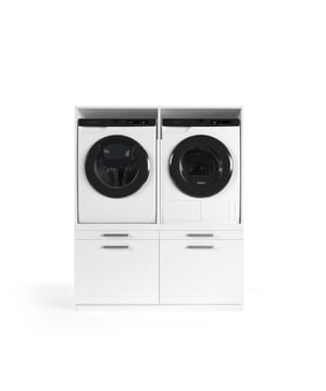 
Maak van je wasruimte een georganiseerde en stijlvolle plek met de Wasophoogte Wasmachine Kast Oslo in een tijdloze, pure witte uitvoering. Deze wasmachine verhoger biedt niet alleen een praktische oplossing om je wasmachine en eventueel een droger op een comfortabele hoogte te plaatsen, maar voegt ook een elegant element toe aan je interieur. Zeg vaarwel tegen rugklachten en geniet van het gemak van een ergonomische wasruimte!De Wasophoogte Wasmachine Kast Oslo is gemaakt van hoogwaardig hout en is ontworpen om compatibel te zijn met de meeste gangbare wasmachines en drogers. Met zijn strakke, witte afwerking past deze wasmachine ombouw perfect in vrijwel elke interieurstijl. De kast is niet alleen functioneel, maar ook een lust voor het oog. Dankzij de dubbele verhoger kun je twee apparaten boven elkaar plaatsen, waardoor je kostbare ruimte bespaart. De kast is geschikt voor iedereen die zijn wasruimte wil optimaliseren en een opgeruimde look wil creëren.Hoogte158 cmBreedte135.20 cmLengte/Diepte70 cmAfmetingen700(D)*1300(B)*1580(H) mmMateriaalHoutKleurWitGewicht150 kgGeschikt voorIedereenGeschikt voor merkUniverseelMateriaal behuizingHoutModelWit WOH2Taal handleidingUniverseelType opbouwmeubelDubbele verhogerType opbouwmeubel-optiesLadeAantal elementen1Compatibel metDe kast is ontworpen om compatibel te zijn met de meeste gangbare wasmachines en drogersVerpakkingshoogte45 cmVerpakkingsbreedte75 cmVerpakkingslengte165 cm