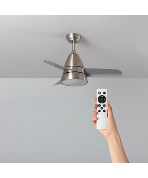 
Stille Plafondventilator Stromberg 91cm – Energiezuinig & Fluisterstil De Stille Plafondventilator Stromberg 91cm met 38W motor is de perfecte combinatie van design, functionaliteit en efficiëntie. Met zijn stille werking en optionele LED-verlichting biedt deze ventilator een comfortabele en stijlvolle oplossing voor elk interieur. Lichtoptie: Deze ventilator wordt geleverd met LED-verlichting. Wil je een variant zonder lamp? Bekijk de ventilatoren zonder lamp.  Waarom kiezen voor de Stromberg plafondventilator?  Extreem stille DC-motor – Ideaal voor slaapkamers en kantoren.  Energiezuinig – Tot 70% lager stroomverbruik dan AC-motoren.  6 snelheden – Van zachte bries tot krachtige luchtstroom.  Omkeerbare functie (Zomer/Winter) – Houdt je koel in de zomer en bespaart energie in de winter.  Stijlvol & veelzijdig – Beschikbaar in verschillende kleuren en formaten.  Technische Specificaties Diameter: 91 cm Maximale afstand tot plafond: 48 cm Aantal snelheden: 6 Geluidsniveau: Slechts 20 dB op laagste stand Geschikt voor ruimtes: Slaapkamer, Woonkamer, Kantoor, Zolder, gang Verlichting: LED CCT-verlichting (Warm, Neutraal, Koud licht) Energieklasse: AA Voeding: Netstroom (230V) Bediening: Afstandsbediening & wandschakelaar & via de telefoon  Eenvoudige bediening met afstandsbediening De Stromberg plafondventilator wordt geleverd met een gebruiksvriendelijke afstandsbediening, waarmee je moeiteloos de volgende functies bedient: Aan/uit ️ Instellen van kleurtemperatuur (Warm-Neutraal-Koud) Dimfunctie  6 snelheden ⏳ Timer (1/2/4 uur) Zomer-/winterfunctie (Air Dual Technologie)  Zomer- & Winterfunctie – Energie besparen door slimme luchtcirculatie Dankzij de Air Dual-technologie is deze ventilator perfect voor alle seizoenen: ️ Zomerstand: Koele luchtcirculatie voor een aangenaam binnenklimaat. ️ Winterstand: Verplaatst warme lucht naar beneden en optimaliseert de verwarming.  Wat zit er in de doos?  1x Plafondventilator Stromberg91cm  1x Afstandsbediening (batterijen inbegrepen)  1x Montagekit + handleiding + LED Module  Veelgestelde vragen → Hoe stil is deze ventilator in decibel (dB)? Onze ventilatoren hebben een DC-motor, waardoor ze tot 50% stiller zijn dan AC-motoren. Het geluidsniveau ligt rond de 24 dB op de laagste stand, wat dus betekent dat dit ultra silent is. → Kan ik deze ventilator bedienen met een wandschakelaar? Ja, de modellen ondersteunen bediening via een wandschakelaar of dimmer. → Hoe installeer ik deze plafondventilator? De ventilator wordt geleverd met een uitgebreide handleiding en montagekit. In het kort: Bevestig de montagebeugel aan het plafond. Sluit de bedrading aan volgens de handleiding. Monteer de ventilator en bladen. Test de afstandsbediening en verlichting. Voor veilige installatie raden we aan een erkende elektricien in te schakelen. → Wat is het stroomverbruik van deze ventilator? Deze ventilator heeft een laag energieverbruik dankzij de DC-motor:  Stand 1: 5W  Stand 3: 15W  Stand 6 (max.): 38W → Hoe kan ik de afstandsbediening synchroniseren? Om de afstandsbediening te koppelen: Sluit de ventilator aan op het lichtnet. Houd de AAN/UIT-knop 8 seconden ingedrukt. De ventilator zal kort knipperen om de synchronisatie te bevestigen. → Wat is de garantie op deze plafondventilator? Onze plafondventilatoren worden geleverd met 5 jaar garantie, zodat je zorgeloos kunt genieten van een optimale luchtcirculatie.  Bestel nu en geniet van een comfortabel binnenklimaat! De Stille Plafondventilator Stromberg is dé perfecte keuze voor een energiezuinige en stijlvolle luchtcirculatie. Voeg toe aan je winkelwagen en ervaar het zelf! Merk: Cool Breeze Materiaal: Kunststof Kleur: Wit