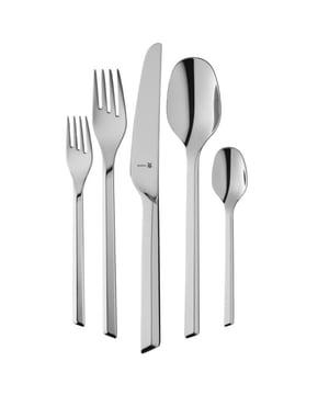 
<p><strong>Korte omschrijving</strong></p>
<ul>
<li>66-delige bestekset voor 12 personen</li>
<li>Materiaal: Cromargan 18/10 RVS </li>
<li>Geschikt voor in de vaatwasmachine</li>
</ul>
<p><strong>Uitgebreide omschrijving</strong></p>
<p>Modern, strak en helemaal on-trend is dit Kineo bestekset- 66 delig van WMF. Geïnspireerd door architectuur, automotive en interieur trends is het ontwerp tot stand gekomen. De schuine en verspringende lijnen en het facet randje zorgen voor beweging en omlijsten een bord perfect wanneer je de tafel dekt. Door de hoog gepolijste afwerking oogt het bestek altijd chique, ook bij een dagelijkse maaltijd. Verder door gebruik te maken van de hoogste kwaliteit Cromargan met de Protect technologie, is het bestek ook perfect bestand tegen krassen en slijtage. Een bestekset waar je jaren lang van zult genieten.</p>
<p>Dit bestekset bestaat uit de volgende delen:</p>
<ul>
<li>12 Tafelmessen</li>
<li>12 Tafelvorken</li>
<li>12 Tafellepels</li>
<li>12 Koffielepels</li>
<li>12 Taartvorkjes</li>
<li>1 Serveerlepel</li>
<li>1 Soeplepel</li>
<li>1 Vleesvork</li>
<li>1 Taartschep</li>
<li>1 Saladecouvert - 2 delig </li>
</ul>
<p> </p>
<p><strong>Over WMF</strong></p>
<p>Als Duits merk staat WMF bekend om zijn veelzijdige stijlvolle assortiment en betrouwbaarheid in kwaliteit en afwerking. Al meer dan 160 jaar maakt WMF koken, eten en drinken tot een echte ervaring met behoud van professionele normen en vooruitstrevende productietechnologieën.</p>
<p> </p>
<p> </p>