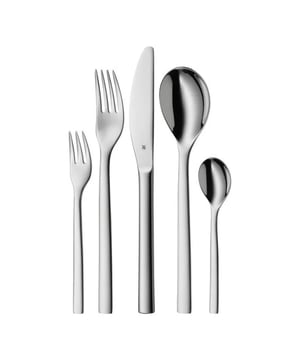 <h2>Uitgebreide omschrijving WMF Atria bestekset</h2>
<p>Een bestekset die kwaliteit, eetgemak en stijlvolle eenvoud combineert in één topproduct, dat is de WMF Atria Bestekset 60-delig. Deze uitgebreide bestekset bestaat uit twaalf tafelvorken, twaalf tafelmessen, en twaalf tafellepels. Daarnaast bevat de set twaalf cakevorken en twaalf theelepels. Dit bestek van hoogwaardige Duitse kwaliteit is vaatwasserbestendig en past in ieder interieur.</p>
<p>De WMF Atria bestekset is vervaardigd van Cromargan protect® 18/10 roestvrij staal. Cromargan protect® is een speciaal soort roestvrij staal, ontworpen door WMF zelf. Zodoende is de set veel krasbestendiger dan gewoon metaal. De messen zijn gesmeed uit één stuk staal en vervolgens in zijn geheel gehard. Zodoende zijn ze extra stevig en scherp.</p>
<p>Alle besteksoorten liggen perfect in de hand door de ergonomische handvatten. Het bestek is kleurvast, onderhoudsvriendelijk, smaakneutraal en bestand tegen voedingszuren. Bovendien kan het in de vaatwasser. Doordat de set zo uitgebreid is, kun je wel met twaalf personen het bestek gebruiken.</p>
<p>Bij deze bestekset krijg je echt een premium ervaring. Er is namelijk uiterste zorg besteed aan het design. Toch staat eenvoud centraal en past de set in elk interieur. Het bestek wordt geleverd in een hoogwaardige doos waarin je het bestek veilig en gemakkelijk kunt opbergen.</p>
<p>De WMF Atria Bestekset is ontworpen door Jutta Keil. Het streven naar kwaliteit heeft deze ontwerper gedaan door middel van vakmanschap en professionaliteit. Echt genieten vraagt namelijk om een goede bestekset. Dat is bij de WMF Atria Bestekset 60-delig zeker het geval.</p>