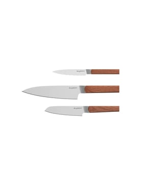 
<h2>BergHOFF Dina Ion 3-delig Messenset</h2>
<ul>
<li>Ergonomisch handvat voor optimale controle</li>
<li>Minimalistisch en gestroomlijnd design van messen</li>
<li>Veelzijdige set met een mes voor elke snijtaak</li>
<li>Uitgebalanceerd voor extra controle</li>
<li>Gesmeed RVS</li>
</ul>
<p><strong>Uitgebreide omschrijving</strong></p>
<p class="" data-start="0" data-end="426">De BergHOFF Dina Ion 3-delige messenset is een stijlvolle en praktische toevoeging aan elke keuken. De set bestaat uit drie messen die samen elke snijklus aankunnen: een koksmes, een universeel mes en een schilmes. Dankzij het gesmede roestvrijstalen lemmet zijn de messen sterk, duurzaam en blijven ze lang scherp. Elk mes is uitgebalanceerd, wat zorgt voor meer controle en stabiliteit tijdens het snijden.</p>
<p class="" data-start="428" data-end="921">De messen hebben een minimalistisch en gestroomlijnd design, waardoor ze er niet alleen modern uitzien, maar ook prettig in gebruik zijn. Het ergonomische handvat ligt fijn in de hand en geeft je een stevige grip, zelfs bij intensief gebruik. Of je nu groenten fijnsnijdt, vlees trancheert of fruit schilt – deze veelzijdige messenset helpt je elke taak snel en nauwkeurig uit te voeren. Met de Dina Ion messenset van BergHOFF kies je voor kwaliteit, comfort en stijl in de keuken.</p>
<h3>Samenstelling</h3>
<div>1 x Koksmes 20 cm  </div>
<div>1 x Santoku mes 12,50 cm  </div>
<div>1 x Getand universeel mes 11,50 cm</div>
