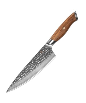 
Ontdek de kracht van precisie en elegantie in je keuken met het SOPHIOR Performance Koksmes.   73 lagen damaststaal voor ongeëvenaarde duurzaamheid en scherpte S35VN-poederstalen kern met een hardheid van 62 HRC voor langdurige prestaties Gehamerd lemmet voor moeiteloos snijden zonder plakken Ergonomisch olijfhouten handvat voor optimale grip en comfort Handgemaakt door meestersmeden voor gegarandeerde kwaliteit   Het SOPHIOR Performance Koksmes is niet zomaar een mes; het is een ware game-changer in je keuken. Met zijn indrukwekkende 73 lagen damaststaal en S35VN-poederstalen kern biedt dit mes een perfecte balans tussen scherpte, duurzaamheid en stijl. Het gehamerde lemmet zorgt niet alleen voor een prachtig visueel effect, maar vermindert ook de wrijving tijdens het snijden, waardoor je moeiteloos door ingrediënten glijdt. We begrijpen dat koken meer is dan alleen voedsel bereiden - het is een passie, een kunstvorm. Daarom hebben we dit mes ontworpen met jou in gedachten. Het ergonomische olijfhouten handvat ligt comfortabel in je hand, waardoor je urenlang kunt snijden zonder vermoeidheid. Of je nu een professionele chef bent of een enthousiaste thuiskok, dit mes tilt je culinaire vaardigheden naar een hoger niveau.   Elk SOPHIOR Performance Koksmes is met de hand vervaardigd door ervaren vakmensen die hun passie voor perfectie in elk detail leggen. Het resultaat is een mes dat niet alleen functioneel is, maar ook een waar kunstwerk in je keuken. Het prachtige damascuspatroon en het warme olijfhout stralen luxe en verfijning uit, waardoor het mes een favoriet wordt bij elke kooksessie of diner. We geloven dat geweldige tools inspireren tot geweldige prestaties. Met dit mes in je hand zul je merken dat je creativiteit in de keuken nieuwe hoogten bereikt. Of je nu verse kruiden snijdt, vlees fileert of groenten hakt, het SOPHIOR Performance Koksmes maakt elke taak een genot.   Met zijn levenslange garantie op materiaal- en fabricagefouten is het SOPHIOR Performance Koksmes meer dan een aankoop - het is een investering in je culinaire toekomst. Geleverd in een luxe geschenkdoos, is dit mes ook het perfecte cadeau voor de foodie in je leven. Ervaar zelf het verschil dat echt vakmanschap kan maken. Voeg het SOPHIOR Performance Koksmes toe aan je keukenarsenaal en ontdek hoe het je dagelijkse kookervaring transformeert tot iets buitengewoons.   Grijp nu je kans om het SOPHIOR Performance Koksmes in handen te krijgen en ervaar de perfecte combinatie van innovatie, luxe en functionaliteit. Laat dit mes je inspireren om nieuwe culinaire hoogten te bereiken en maak van elke maaltijd een meesterwerk. Bestel vandaag nog en begin morgen al met het creëren van culinaire magie! Kleur: Bruin