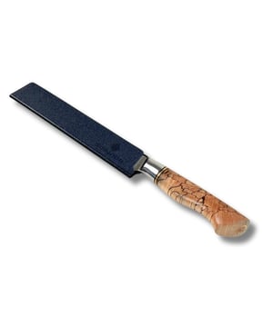 
Ontdek de ultieme bescherming voor je favoriete Broodmes met de SOPHIOR mesbeschermer. Deze innovatieve accessoire combineert veiligheid met duurzaamheid voor jouw kostbare keukenmes.   Stevig zwart kunststof voor optimale bescherming Zachte fleecevoering voorkomt krassen op het lemmet Klemt stevig om het mes voor veilige opslag Houdt je mes scherp en in topconditie   Als echte kookfanaat weet je hoe belangrijk het is om je messen in perfecte staat te houden. De SOPHIOR mesbeschermer is ontworpen met jouw passie voor koken in gedachten. De combinatie van duurzaam kunststof en zachte fleecevoering zorgt ervoor dat je mes veilig is opgeborgen, vrij van krassen en altijd klaar voor gebruik. Net als jij, houden wij van kwaliteit in de keuken. Daarom hebben we deze mesbeschermer ontwikkeld die niet alleen functioneel is, maar ook een stijlvolle aanvulling vormt op je keukenuitrusting.   Je Broodmes is meer dan alleen een tool - het is een verlengstuk van je culinaire creativiteit. Met de SOPHIOR mesbeschermer investeer je in de levensduur van je mes en in de veiligheid van je keuken. Het is de perfecte manier om je passie voor koken te uiten en tegelijkertijd verstandig om te gaan met je keukenmessen. Ontdek zelf hoe de SOPHIOR mesbeschermer je kookervaring naar een hoger niveau tilt. Bestel nu en ervaar het verschil in je keuken! Kleur: ZwartAfmetingen: 22 cm x 4 cm x 0,5 cm
