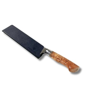 
Ontdek de ultieme bescherming voor je favoriete koksmes met de SOPHIOR mesbeschermer. Deze innovatieve accessoire combineert veiligheid met duurzaamheid voor jouw kostbare keukenmes.   Stevig zwart kunststof voor optimale bescherming Zachte fleecevoering voorkomt krassen op het lemmet Klemt stevig om het mes voor veilige opslag Houdt je mes scherp en in topconditie   Als echte kookfanaat weet je hoe belangrijk het is om je messen in perfecte staat te houden. De SOPHIOR mesbeschermer is ontworpen met jouw passie voor koken in gedachten. De combinatie van duurzaam kunststof en zachte fleecevoering zorgt ervoor dat je mes veilig is opgeborgen, vrij van krassen en altijd klaar voor gebruik. Net als jij, houden wij van kwaliteit in de keuken. Daarom hebben we deze mesbeschermer ontwikkeld die niet alleen functioneel is, maar ook een stijlvolle aanvulling vormt op je keukenuitrusting.   Je koksmes is meer dan alleen een tool - het is een verlengstuk van je culinaire creativiteit. Met de SOPHIOR mesbeschermer investeer je in de levensduur van je mes en in de veiligheid van je keuken. Het is de perfecte manier om je passie voor koken te uiten en tegelijkertijd verstandig om te gaan met je keukenmessen. Ontdek zelf hoe de SOPHIOR mesbeschermer je kookervaring naar een hoger niveau tilt. Bestel nu en ervaar het verschil in je keuken! Kleur: ZwartAfmetingen: 22 cm x 5 cm x 0,5 cm