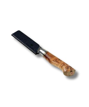 
Ontdek de ultieme bescherming voor je favoriete Schilmes met de SOPHIOR mesbeschermer. Deze innovatieve accessoire combineert veiligheid met duurzaamheid voor jouw kostbare keukenmes.   Stevig zwart kunststof voor optimale bescherming Zachte fleecevoering voorkomt krassen op het lemmet Klemt stevig om het mes voor veilige opslag Houdt je mes scherp en in topconditie   Als echte kookfanaat weet je hoe belangrijk het is om je messen in perfecte staat te houden. De SOPHIOR mesbeschermer is ontworpen met jouw passie voor koken in gedachten. De combinatie van duurzaam kunststof en zachte fleecevoering zorgt ervoor dat je mes veilig is opgeborgen, vrij van krassen en altijd klaar voor gebruik. Net als jij, houden wij van kwaliteit in de keuken. Daarom hebben we deze mesbeschermer ontwikkeld die niet alleen functioneel is, maar ook een stijlvolle aanvulling vormt op je keukenuitrusting.   Je schilmes is meer dan alleen een tool - het is een verlengstuk van je culinaire creativiteit. Met de SOPHIOR mesbeschermer investeer je in de levensduur van je mes en in de veiligheid van je keuken. Het is de perfecte manier om je passie voor koken te uiten en tegelijkertijd verstandig om te gaan met je keukenmessen. Ontdek zelf hoe de SOPHIOR mesbeschermer je kookervaring naar een hoger niveau tilt. Bestel nu en ervaar het verschil in je keuken! Kleur: ZwartAfmetingen: 10,5 cm x 2,8 cm x 0,5 cm