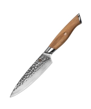 
Ontdek de kracht van vakmanschap en innovatie in je keuken met het SOPHIOR Performance Universeelmes.   73 lagen damaststaal voor ongeëvenaarde duurzaamheid en esthetiek S35VN-poederstalen kern voor langdurige scherpte Ergonomisch olijfhouten handvat voor optimale grip en comfort Veelzijdig inzetbaar voor diverse keukentaken Gehamerd lemmet voorkomt plakken van voedsel   Het SOPHIOR Performance Universeelmes is meer dan alleen een keukengereedschap - het is een verlengstuk van je culinaire passie. Met zijn 73 lagen damaststaal en S35VN-poederstalen kern biedt dit mes een perfecte balans tussen schoonheid en functionaliteit. Het gehamerde lemmet zorgt ervoor dat je moeiteloos door ingrediënten glijdt, terwijl het ergonomische olijfhouten handvat comfort biedt tijdens langdurig gebruik. Wij begrijpen dat je op zoek bent naar kwaliteit en veelzijdigheid in je keuken. Dit universeelmes is ontworpen om aan al je snijbehoeften te voldoen, of je nu groenten fijnhakt, vlees fileert of fruit snijdt. De combinatie van geavanceerde materialen en traditioneel vakmanschap resulteert in een mes dat niet alleen presteert, maar ook inspireert.   Stel je voor hoe dit mes je dagelijkse kookervaring kan transformeren. De precisie waarmee je ingrediënten kunt bereiden, de controle die je voelt bij elke snijbeweging, en de trots die je ervaart als je gasten onder de indruk zijn van je culinaire vaardigheden. Met het SOPHIOR Performance Universeelmes til je niet alleen je kookkunsten naar een hoger niveau, maar voeg je ook een stukje kunst toe aan je keuken. Laat dit mes je inspireren om nieuwe recepten te proberen en je creativiteit de vrije loop te laten. Het is niet zomaar een aankoop; het is een investering in je passie voor koken en in de kwaliteit van de maaltijden die je bereidt voor jezelf en je dierbaren.   Ben je klaar om je keukenervaring te verrijken met dit buitengewone universeelmes? Voeg het SOPHIOR Performance Universeelmes vandaag nog toe aan je collectie en ontdek hoe het je culinaire avonturen naar nieuwe hoogten brengt. Kook met precisie, stijl en passie - precies zoals jij dat verdient. Kleur: Bruin
