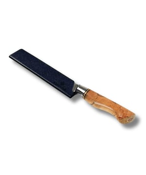 
Ontdek de ultieme bescherming voor je favoriete Universeelmes met de SOPHIOR mesbeschermer. Deze innovatieve accessoire combineert veiligheid met duurzaamheid voor jouw kostbare keukenmes.   Stevig zwart kunststof voor optimale bescherming Zachte fleecevoering voorkomt krassen op het lemmet Klemt stevig om het mes voor veilige opslag Houdt je mes scherp en in topconditie   Als echte kookfanaat weet je hoe belangrijk het is om je messen in perfecte staat te houden. De SOPHIOR mesbeschermer is ontworpen met jouw passie voor koken in gedachten. De combinatie van duurzaam kunststof en zachte fleecevoering zorgt ervoor dat je mes veilig is opgeborgen, vrij van krassen en altijd klaar voor gebruik. Net als jij, houden wij van kwaliteit in de keuken. Daarom hebben we deze mesbeschermer ontwikkeld die niet alleen functioneel is, maar ook een stijlvolle aanvulling vormt op je keukenuitrusting.   Je Universeelmes is meer dan alleen een tool - het is een verlengstuk van je culinaire creativiteit. Met de SOPHIOR mesbeschermer investeer je in de levensduur van je mes en in de veiligheid van je keuken. Het is de perfecte manier om je passie voor koken te uiten en tegelijkertijd verstandig om te gaan met je keukenmessen. Ontdek zelf hoe de SOPHIOR mesbeschermer je kookervaring naar een hoger niveau tilt. Bestel nu en ervaar het verschil in je keuken! Kleur: ZwartAfmetingen: 16 cm x 3,3 cm x 0,5 cm