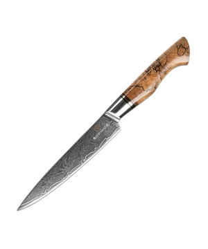 
Ontdek de perfecte balans tussen stijl en functionaliteit met het SOPHIOR Elegance Universeelmes, een ware alleskunner in de keuken.   73-laags damaststaal voor ongeëvenaarde scherpte en duurzaamheid S35VN-poederstalen kern voor optimale snijprestaties Ergonomisch esdoornhouten handvat voor comfort en controle Veelzijdig inzetbaar voor diverse keukentaken Handgemaakt met oog voor detail en kwaliteit   Het SOPHIOR Elegance Universeelmes is meer dan alleen een keukenmes; het is een verlengstuk van je culinaire passie. Met zijn 73 lagen damaststaal en S35VN-poederstalen kern biedt dit mes een snijervaring die je nog nooit hebt meegemaakt. Het prachtige damascuspatroon op het lemmet is niet alleen een lust voor het oog, maar getuigt ook van het vakmanschap dat in elk mes is gestoken. Voel je direct verbonden met dit mes zodra je het vastpakt. Het esdoornhouten handvat ligt zo natuurlijk in je hand dat het lijkt alsof het speciaal voor jou is gemaakt. Deze perfecte balans tussen lemmet en handvat zorgt ervoor dat je moeiteloos door de meest uitdagende ingrediënten snijdt.   Of je nu groenten fijnhakt, vlees portioneert of fruit schilt, het SOPHIOR Elegance Universeelmes is je trouwe metgezel in de keuken. De 14 cm lange lemmet is ideaal voor een breed scala aan taken, waardoor je minder vaak van mes hoeft te wisselen. Zo bereid je je gerechten niet alleen efficiënter, maar ook met meer plezier.   Bij SOPHIOR begrijpen we dat een goed mes een investering is. Daarom bieden we levenslange garantie op materiaal- en fabricagefouten. Dit mes is niet alleen een tool, maar een erfstuk dat je jarenlang kunt koesteren en doorgeven aan de volgende generatie kookliefhebbers. Ervaar zelf het verschil dat een echt kwaliteitsmes kan maken in je dagelijkse kookavonturen.   Klaar om je kookervaring naar een hoger niveau te tillen? Voeg het SOPHIOR Elegance Universeelmes vandaag nog toe aan je keukenarsenaal en ontdek hoe plezierig koken kan zijn met het juiste gereedschap in handen. Je verdient niets minder dan het beste! Kleur: Bruin