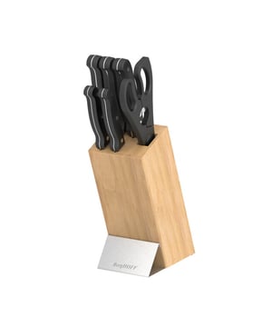 
<h2>BergHOFF Messenblok 7-delig - Pica</h2>
<div class="unique">
<ul>
<li>Ergonomisch handvat voor een veilige en comfortabele grip</li>
<li>Veelzijdige set met een mes voor elke snijtaak</li>
<li>Hoogwaardig roestvrijstalen lemmet</li>
<li>Handgeslepen lemmet</li>
<li>Stijlvolle houten messenblok</li>
</ul>
</div>
<p><strong>Uitgebreide omschrijving</strong></p>
<p><strong>BergHOFF Messenblok 7-delig - Pica: Uw Essentiële Keukenpartner</strong></p>
<p>Ontdek het BergHOFF Pica Messenblok, een 7-delig ensemble dat vakmanschap en stijl in uw keuken brengt. Deze set is zorgvuldig samengesteld om te voldoen aan elke snijtaak die u zich maar kunt voorstellen, van het fijn snijden van kruiden tot het zorgvuldig fileren van vis. Elk mes in deze set is een toonbeeld van duurzaamheid en precisie, ontworpen om uw kookervaring te verbeteren.</p>
<p><strong>Ergonomisch Ontworpen voor Uw Comfort</strong></p>
<p>Elk mes in de Pica-set is voorzien van een ergonomisch handvat, ontworpen om een veilige en comfortabele grip te bieden. Dit zorgt voor moeiteloze controle en stabiliteit tijdens het snijden, waardoor u met gemak en precisie door uw ingrediënten glijdt.</p>
<p><strong>Een Mes voor Elke Taak</strong></p>
<p>Of u nu een professionele chef-kok bent of een enthousiaste thuiskok, de veelzijdigheid van de Pica messenset zal aan al uw behoeften voldoen. Deze set bevat alles van een robuust koksmes tot een precies schilmesje, waardoor u voor elke snijtaak het perfecte gereedschap bij de hand heeft.</p>
<p><strong>Uitzonderlijke Kwaliteit Lemmet</strong></p>
<p>De lemmeten zijn vervaardigd uit hoogwaardig roestvrijstaal, wat zorgt voor langdurige scherpte en weerstand tegen roest en vlekken. Elk lemmet is met zorg handgeslepen, wat resulteert in een ongeëvenaarde precisie en snijvermogen.</p>
<p><strong>Stijlvolle Opslag in Houten Messenblok</strong></p>
<p>Niet alleen functioneel, maar ook een stijlvolle toevoeging aan uw keuken, het houten messenblok uit de Pica-serie biedt een veilige en georganiseerde opbergoplossing voor uw messen. Het blok beschermt de lemmeten en zorgt ervoor dat ze binnen handbereik blijven, klaar voor uw volgende culinaire avontuur.</p>
<p><strong>De BergHOFF Pica Messenblokset: Een Symbool van Kwaliteit en Stijl</strong></p>
<p>Met het BergHOFF Pica messenblok kiest u voor een combinatie van functionaliteit, duurzaamheid en esthetiek. Deze set is een onmisbare aanwinst voor elke keuken, ontworpen om te inspireren en te ondersteunen bij al uw kookcreaties. Upgrade uw keukengereedschap vandaag nog met deze ongeëvenaarde set en ervaar het verschil in elke snede.</p>