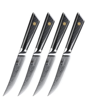 
Ontdek de ultieme combinatie van vakmanschap en elegantie met de SOPHIOR Luxe Steakmessen Set. Deze set van vier messen tilt je eetervaring naar een hoger niveau.   Vlijmscherp 67-laags damaststalen lemmet voor moeiteloos snijden Duurzame 10Cr15CoMoV-kern voor langdurige scherpte Ergonomisch G10-handvat voor optimale grip en comfort Indrukwekkend design dat je tafel transformeert   Stel je voor: je zit aan tafel met vrienden of familie, klaar om te genieten van een heerlijk stuk vlees. Je pakt je SOPHIOR steakmes en snijdt moeiteloos door de malse steak. Het mes glijdt door het vlees alsof het boter is, zonder de structuur te beschadigen. Je gasten kijken bewonderend toe en vragen zich af hoe je zo'n perfect stukje vlees hebt kunnen bereiden. Maar het geheim zit niet alleen in je kookkunsten - het zit in de kwaliteit van je gereedschap. De SOPHIOR steakmessen zijn ontworpen om jou die perfecte snijervaring te geven, keer op keer.   Deze steakmessen zijn een investering voor het leven. Het prachtige damascuspatroon op het lemmet en het stijlvolle G10-handvat maken van elk diner een speciale gelegenheid. Of je nu geniet van een romantisch diner voor twee of een feestelijke maaltijd met vrienden, deze messen voegen een vleugje luxe toe aan elke tafel. Bovendien zijn ze ontworpen om lang mee te gaan. De duurzame materialen en vakkundige constructie zorgen ervoor dat je jarenlang plezier hebt van je investering.   Met de SOPHIOR Luxe Steakmessen Set heb je niet alleen een set messen - je hebt een culinaire bondgenoot die je helpt het beste uit elke maaltijd te halen. Ze inspireren je om vaker thuis te koken, te experimenteren met nieuwe recepten en je gasten te verwennen met een onvergetelijke eetervaring.   Voeg de SOPHIOR Luxe Steakmessen Set vandaag nog toe aan je keuken en ontdek het verschil dat echte kwaliteit kan maken. Kleur: Zwart