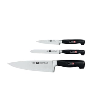 
<h2>Zwilling Four Star Messenset 3delig</h2>
<ul>
<li>Hoogwaardige Materialen en Vakmanschap</li>
<li>Ergonomisch ontwerp</li>
<li>Optimaal snijgemak</li>
<li>Kwaliteit, traditie en innovatie in één</li>
<li>Gemaakt uit één stuk staal voor duurzaamheid</li>
<li>Modern design</li>
<li>Gesmeed en ijsgehard staal</li>
</ul>
<p> </p>
<p><strong>Uitgebreide omschrijving</strong></p>
<p data-start="0" data-end="472">De <strong data-start="3" data-end="43">Zwilling Four Star messenset 3-delig</strong> combineert vakmanschap, traditie en innovatie in één hoogwaardige set. De messen zijn vervaardigd uit één stuk hoogwaardig staal, wat zorgt voor uitzonderlijke duurzaamheid en stabiliteit. Dankzij het speciale ijsgeharde Friodur-proces zijn de messen extra corrosiebestendig en blijven ze langer scherp. Dit maakt ze ideaal voor zowel beginnende als ervaren koks die op zoek zijn naar precisie en betrouwbaarheid in de keuken.</p>
<p data-start="474" data-end="981" data-is-last-node="" data-is-only-node="">Met een ergonomisch ontworpen handvat biedt de Zwilling Four Star messenset optimaal comfort en controle tijdens het snijden. De messen liggen perfect in de hand en maken moeiteloos snijden mogelijk, of het nu gaat om groenten, vlees of brood. De naadloze afwerking zorgt voor extra hygiëne en onderhoudsgemak. Door de combinatie van hoogwaardige materialen en doordacht ontwerp is deze messenset een onmisbare toevoeging aan elke keuken, perfect voor wie op zoek is naar kwaliteit en langdurig snijplezier.</p>
<p><strong>Inhoud</strong></p>
<ul>
<li>1 x universeel mes</li>
<li>1 x koksmes</li>
<li>1 x broodmes</li>
</ul>