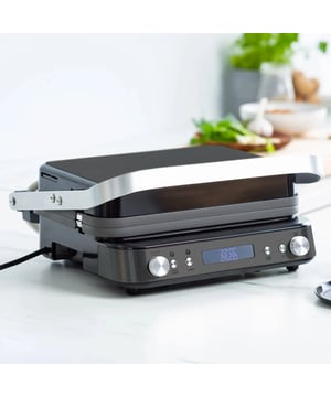 
<h2>Greenpan Bistro Contact Grill PFAS vrij</h2>
<ul>
<li>Vermogen: 2000W</li>
<li>PFAS-vrije keramische anti aanbaklaag</li>
<li>6 Handige voorinstellingen voor hamburgers, rund, kip, spek, worst en vis</li>
<li>Uitneembare en omkeerbare grill- en teppanyakiplaten in gegoten aluminium</li>
<li>Veilig voor metalen spatels</li>
<li>Bak oppervlak: (L) 32cm (B) 23cm</li>
<li>Unieke Thermolon volt anti aanbaklaag</li>
<li>2 verhittingsopties: Boven en onder of alleen onder</li>
<li>Vaatwasbestendige uitneembare platen</li>
<li>Vlak ontwerp om 180ºC te kantelen.</li>
<li>Stevige RVS greep</li>
<li>Bistro grill, PFAS Vrij tosti ijzer</li>
</ul>
<p><strong>Uitgebreide omschrijving</strong></p>
<p>Ben je klaar om jouw kookervaring te revolutioneren? Zoek niet verder dan de Greenpan Bistro Contact Grill, ontworpen met jouw gezondheid en culinaire creativiteit in gedachten. Met een krachtige motor van 2000W staat deze grill klaar om te sissen, te schroeien en je smaakpapillen te verwennen.</p>
<p><strong>PFAS-Vrije Keramische Anti-Aanbaklaag:</strong> Wij begrijpen het belang van gezond koken. Daarom heeft onze grill een PFAS-vrije keramische anti-aanbaklaag, zodat je je favoriete gerechten kunt bereiden zonder je zorgen te maken over schadelijke chemicaliën. Of je nu hamburgers, steaks, kip, bacon, worstjes of vis grilt, ons antiaanbakoppervlak maakt schoonmaken een fluitje van een cent.</p>
<p><strong>6 Handige Voorinstellingen:</strong> Ben je het zat om te raden naar de perfecte kooktijd? De Greenpan Bistro Contact Grill wordt geleverd met zes handige voorinstellingen voor hamburgers, rundvlees, kip, bacon, worstjes en vis. Het bereiken van restaurantwaardige resultaten thuis is nog nooit zo eenvoudig geweest.</p>
<p><strong>Veelzijdige Omkeerbare Platen:</strong> Onze grill heeft verwijderbare en omkeerbare grill- en teppanyakiplaten gemaakt van duurzaam gietaluminium. Ze zijn niet alleen veilig voor gebruik met metalen spatels, maar bieden ook twee verwarmingsopties: boven- en onderverwarming of alleen onderverwarming. Deze flexibiliteit stelt je in staat om je kooktechnieken te verfijnen.</p>
<p><strong>Thermolon Volt Anti-Aanbaklaag:</strong> Ervaar de kracht van onze unieke Thermolon Volt anti-aanbaklaag. Het zorgt voor een gelijkmatige warmteverdeling, voorkomt hotspots en garandeert dat je eten niet aan het oppervlak blijft plakken. Je zult telkens weer perfect geschroeide en gegrilde gerechten bereiken.</p>
<p><strong>Eenvoudige Schoonmaak:</strong> Zeg vaarwel tegen schrobben en weken. De verwijderbare platen van de Greenpan Bistro Contact Grill zijn vaatwasmachinebestendig, wat opruimen een fluitje van een cent maakt. Besteed meer tijd aan het genieten van je maaltijden en minder tijd aan schoonmaken.</p>
<p><strong>180º Kantelbaar Ontwerp:</strong> Wil je overtollig vet afvoeren of de perfecte panini maken? Onze grill heeft een vlak ontwerp dat tot 180º kan kantelen, waardoor je volledige controle hebt over je kookproces.</p>
<p><strong>Roestvrijstalen Greep:</strong> De stevige roestvrijstalen greep voegt niet alleen een vleugje elegantie toe, maar zorgt ook voor een stevige grip tijdens het manoeuvreren van je grill.</p>
<p>Verhef je kookkunsten en geef prioriteit aan je gezondheid met de Greenpan Bistro Contact Grill. Ontdek een wereld vol culinaire mogelijkheden terwijl je met een gerust hart kookt, wetende dat je met een PFAS-vrij apparaat werkt. Met zijn kracht, veelzijdigheid en gebruiksgemak is het tijd om je keukenvaardigheden naar een hoger niveau te tillen. Upgrade vandaag nog naar de Greenpan Bistro Contact Grill!</p>
<p>--faq--</p>
<div>
<h3>Veel gestelde vragen</h3>
<div class="active">
<h4>Is de Greenpan Contact Grill PFAS vrij?<i class="fa fa-plus"> </i><i class="fa fa-minus"> </i></h4>
<p>Ja! De platen zijn Keramisch. Dit betekend dat er geen PFAS in zit verwerkt zoals de meeste grills / contact grills. Dit maakt de Greenpan Contact Grill DE keuze voor een gezond huis!</p>
</div>
</div>