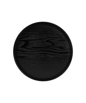 
Zwart dienblad een decoratief plateau voor in jouw stijlvol interieur Een zwart dienblad is een tijdloos accessoire voor in huis. Dit decoratieve blad heeft een elegante, ronde vorm en is perfect om sfeer toe te voegen aan elke ruimte. Gebruik het als styling tray op de salontafel, met een kaars, vaasje of geurstokjes erop. Ook op een dressoir, vensterbank of nachtkastje komt dit decoratieve plateau prachtig tot zijn recht. De opstaande rand zorgt ervoor dat alles stevig op z’n plek blijft staan.  Specificaties Merk: QUVIO Materiaal: MDF Rond dienblad met opstaande rand Voor decoratief gebruik Kleur: zwart Afmetingen: 30 cm doorsnede, 2 cm hoog  Stijlvol en veelzijdig Gebruik dit zwarte dienblad als decoratief plateau om je favoriete woonaccessoires mooi te presenteren. Zet er een groepje kaarsen op, een klein plantje of een geurkaars met wat stenen of schelpen eromheen. Zo creëer je eenvoudig een rustig en sfeervol hoekje in huis.  Perfect voor elke ruimte Dit decoratieve blad past in elk interieur: van modern tot Japandi of industrieel. Op de salontafel, eettafel, in de badkamer of in de slaapkamer, het dienblad maakt elke plek net wat stijlvoller en meer aangekleed.  Kies jouw maat dienblad Dit decoratieve dienblad is verkrijgbaar in vijf verschillende maten: 24 cm, 27 cm, 30 cm, 33 cm en 36 cm. Deze variant heeft een diameter van 30 cm een ideaal formaat voor het creëren van een stijlvolle blikvanger op tafel of kast.Materiaal: HoutKleur: ZwartAfmetingen: Hoogte: 2CM x breedte: 30CM x Lengte: 30CM