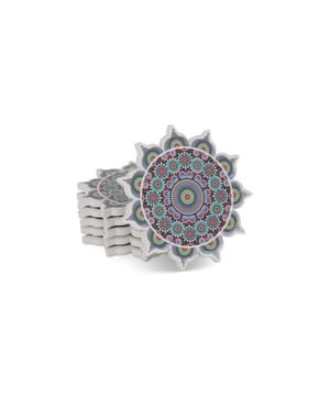 
Marokkaanse Onderzetters met prachtig exclusief patroon Deze exclusieve Marokkaanse onderzetters zijn gemaakt van keramiek en hebben een prachtige patroon. Ze komen als set van 6 glasonderzetters en staan prachtig op je eet- of salontafel. Ideaal voor al je kopjes, bekers en andere drinkbekers. Deze Marokkaanse onderzetters geven je tafel een stijlvolle en complete uitstraling. De kruk aan de onderzijde van de onderzetter zorgt ervoor dat je tafel vlek- en krasvrij blijft. Goed om te weten: * Krasvrij & velkvrij * Afgewerkt met een hoogwaardige coating * Een echte eyecatcher! * Set van 6 onderzetters Materiaal:Keramiek