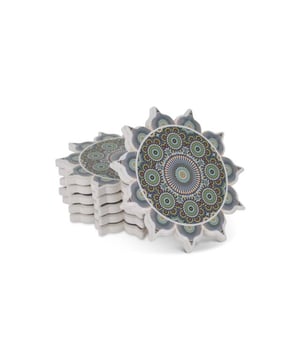 
Marokkaanse Onderzetters met prachtig exclusief patroon Deze exclusieve Marokkaanse onderzetters zijn gemaakt van keramiek en hebben een prachtige patroon. Ze komen als set van 6 glasonderzetters en staan prachtig op je eet- of salontafel. Ideaal voor al je kopjes, bekers en andere drinkbekers. Deze Marokkaanse onderzetters geven je tafel een stijlvolle en complete uitstraling. De kruk aan de onderzijde van de onderzetter zorgt ervoor dat je tafel vlek- en krasvrij blijft. Goed om te weten: * Krasvrij & velkvrij * Afgewerkt met een hoogwaardige coating * Een echte eyecatcher! * Set van 6 onderzetters Materiaal:Keramiek