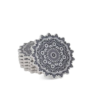 
Marokkaanse Onderzetters met prachtig exclusief patroon Deze exclusieve Marokkaanse onderzetters zijn gemaakt van keramiek en hebben een prachtige patroon. Ze komen als set van 6 glasonderzetters en staan prachtig op je eet- of salontafel. Ideaal voor al je kopjes, bekers en andere drinkbekers. Deze Marokkaanse onderzetters geven je tafel een stijlvolle en complete uitstraling. De kruk aan de onderzijde van de onderzetter zorgt ervoor dat je tafel vlek- en krasvrij blijft. Goed om te weten: * Krasvrij & velkvrij * Afgewerkt met een hoogwaardige coating * Een echte eyecatcher! * Set van 6 onderzetters Materiaal:Keramiek