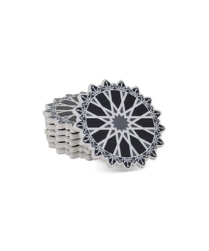 
Marokkaanse Onderzetters met prachtig exclusief patroon Deze exclusieve Marokkaanse onderzetters zijn gemaakt van keramiek en hebben een prachtige patroon. Ze komen als set van 6 glasonderzetters en staan prachtig op je eet- of salontafel. Ideaal voor al je kopjes, bekers en andere drinkbekers. Deze Marokkaanse onderzetters geven je tafel een stijlvolle en complete uitstraling. De kruk aan de onderzijde van de onderzetter zorgt ervoor dat je tafel vlek- en krasvrij blijft. Goed om te weten: * Krasvrij & velkvrij * Afgewerkt met een hoogwaardige coating * Een echte eyecatcher! * Set van 6 onderzetters Materiaal:Keramiek