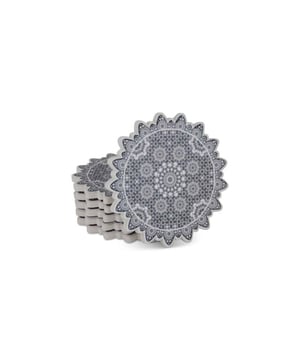 
Marokkaanse Onderzetters met prachtig exclusief patroon Deze exclusieve Marokkaanse onderzetters zijn gemaakt van keramiek en hebben een prachtige patroon. Ze komen als set van 6 glasonderzetters en staan prachtig op je eet- of salontafel. Ideaal voor al je kopjes, bekers en andere drinkbekers. Deze Marokkaanse onderzetters geven je tafel een stijlvolle en complete uitstraling. De kruk aan de onderzijde van de onderzetter zorgt ervoor dat je tafel vlek- en krasvrij blijft. Goed om te weten: * Krasvrij & velkvrij * Afgewerkt met een hoogwaardige coating * Een echte eyecatcher! * Set van 6 onderzetters Materiaal:Keramiek
