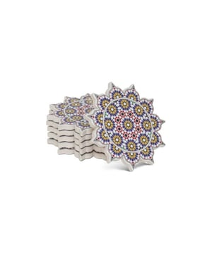 
Marokkaanse Onderzetters met prachtig exclusief patroon Deze exclusieve Marokkaanse onderzetters zijn gemaakt van keramiek en hebben een prachtige patroon. Ze komen als set van 6 glasonderzetters en staan prachtig op je eet- of salontafel. Ideaal voor al je kopjes, bekers en andere drinkbekers. Deze Marokkaanse onderzetters geven je tafel een stijlvolle en complete uitstraling. De kruk aan de onderzijde van de onderzetter zorgt ervoor dat je tafel vlek- en krasvrij blijft. Goed om te weten: * Krasvrij & velkvrij * Afgewerkt met een hoogwaardige coating * Een echte eyecatcher! * Set van 6 onderzetters Materiaal:Keramiek