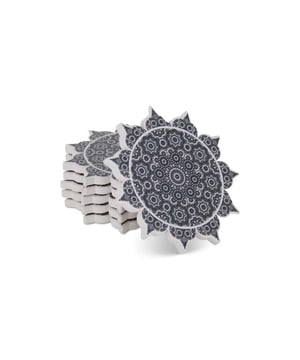 
Marokkaanse Onderzetters met prachtig exclusief patroon Deze exclusieve Marokkaanse onderzetters zijn gemaakt van keramiek en hebben een prachtige patroon. Ze komen als set van 6 glasonderzetters en staan prachtig op je eet- of salontafel. Ideaal voor al je kopjes, bekers en andere drinkbekers. Deze Marokkaanse onderzetters geven je tafel een stijlvolle en complete uitstraling. De kruk aan de onderzijde van de onderzetter zorgt ervoor dat je tafel vlek- en krasvrij blijft. Goed om te weten: * Krasvrij & velkvrij * Afgewerkt met een hoogwaardige coating * Een echte eyecatcher! * Set van 6 onderzetters Materiaal:Keramiek