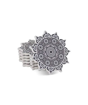 
Marokkaanse Onderzetters met prachtig exclusief patroon Deze exclusieve Marokkaanse onderzetters zijn gemaakt van keramiek en hebben een prachtige patroon. Ze komen als set van 6 glasonderzetters en staan prachtig op je eet- of salontafel. Ideaal voor al je kopjes, bekers en andere drinkbekers. Deze Marokkaanse onderzetters geven je tafel een stijlvolle en complete uitstraling. De kruk aan de onderzijde van de onderzetter zorgt ervoor dat je tafel vlek- en krasvrij blijft. Goed om te weten: * Krasvrij & velkvrij * Afgewerkt met een hoogwaardige coating * Een echte eyecatcher! * Set van 6 onderzetters Materiaal:Keramiek