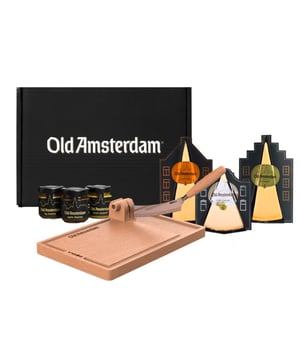 Het perfecte cadeau, de Old Amsterdam Delight Set Met de Old Amsterdam Delight Set haal je alles in huis voor een smaakvolle borrel. Deze set, speciaal samengesteld voor kaasliefhebbers, bevat drie Old Amsterdam kazen, drie verrassende chutneys en een stijlvolle houten plank met ingebouwd mes. Perfect om als cadeau te geven en heerlijk voor de borrel. Drie bekroonde kazen: Classic, Vintage en Goat, elk met hun unieke smaakprofiel. Drie heerlijke chutneys: Subtiel afgestemd om de smaken van de kazen te versterken. Stijlvolle presentatie: Inclusief een houten plank met ingebouwd mes van Boska, dit maakt jouw borrelplank helemaal af. Een unieke smaakervaring De Old Amsterdam Delight Set combineert de rijke en kenmerkende smaken van de Classic, de intensiteit van de Vintage en het verfijnde karakter van de Goat met chutneys die de smaken tot leven brengen. Cadeau voor elke gelegenheid De Old Amsterdam Delight Set is een uitstekend cadeau voor elke gelegenheid. Van feestdagen tot verjaardagen of gewoon om iemand te verrassen, deze set laat altijd een blijvende indruk achter. Een uniek cadeau, waarmee je een kaasliefhebber echt mee kan verrassen. Genieten zonder moeite Met de houten plank en het ingebouwde mes, is het serveren van deze smaakvolle set eenvoudig en stijlvol. Met de mes snijd je gemakkelijk de stukken kaas in blokjes. Combineer de kazen met de heerlijke chutneys en ervaar de heerlijke smaken van Old Amsterdam   Inhoud Old Amsterdam Classic (300 gram) Old Amsterdam Vintage (300 gram) Old Amsterdam Goat (220 gram) Old Amsterdam chutney vijg Old Amsterdam chutney appel Old Amsterdam zoete mosterd Old Amsterdam kaasplank met mes   Ingrediënten Old Amsterdam Classic: Gepasteuriseerde melk, zout, zuursel (melk), stremsel, conserveermiddel (E251), kleurstof (carotenen) Old Amsterdam Vintage: Gepasteuriseerde melk, zout, zuursel (melk), stremsel, conserveermiddel (E251), kleurstof (carotenen) Old Amsterdam Goat: Geitenmelk, zout, zuursel (melk), microbieel stremsel Appelchutney: Gekookte appels (37%), azijn, zonnebloemolie, mosterdzaad, water, zeezout, kurkuma Vijgenchutney: Azijn, (gedroogde) vijgen (23%), rietsuiker, water, mosterdzaad, zeezout, kruiden Zoete mosterd: Azijn, gele en bruine mosterdzaadjes, water, honing (8%), zeezout, rietsuiker, kurkuma   Voedingswaarde De Old Amsterdam Classic bevat per 100 gram: 1788 kJ / 431 kcal energie, 35 gram vet waarvan 23,3 gram verzadigd vet, 0 gram koolhydraten waarvan 0 gram suikers, 29 gram eiwitten, 2,3 gram zout en 30 gram vocht. De Old Amsterdam Vintage bevat per 100 gram: 1862 kJ / 449 kcal energie, 37 gram vet waarvan 24,8 gram verzadigd vet, 0 gram koolhydraten waarvan 0 gram suikers, 29 gram eiwitten, 2,3 gram zout en 26,5 gram vocht. De Old Amsterdam Goat bevat per 100 gram: 1834 kJ / 443 kcal energie, 24,9 gram vet waarvan 24,9 gram verzadigd vet, 0 gram koolhydraten waarvan 0 gram suikers, 24,5 gram eiwitten, 2,5 gram zout en 31 gram vocht. De zoete mosterdchutney bevat per 100 gram: 610 kJ / 145 kcal energie, 7,7 gram vet waarvan 0,6 gram verzadigd vet, 11,3 gram koolhydraten waarvan 8,8 gram suikers, 5,7 gram eiwitten en 1,5 gram zout. De vijgenchutney bevat per 100 gram: 771 kJ / 183 kcal energie, 3,4 gram vet waarvan 0,3 gram verzadigd vet, 35 gram koolhydraten waarvan 30,4 gram suikers, 4,4 gram voedingsvezels, 3,1 gram eiwitten en 1,2 gram zout. De appelchutney bevat per 100 gram: 1346 kJ / 326 kcal energie, 22,7 gram vet waarvan 2,4 gram verzadigd vet, 25,1 gram koolhydraten waarvan 21 gram suikers, 3,7 gram voedingsvezels, 3,6 gram eiwitten en 0,9 gram zout. Allergenen: bevat koemelk, geitenmelk en mosterd.