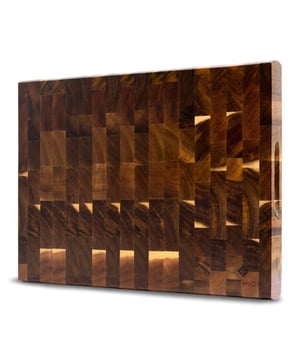 
Op zoek naar het beste Houten Hakblok? Het SOPHIOR Acacia Houten Hakblok maakt het verschil. Het biedt stabiliteit, beschermt je messen door het kopshout én straalt kwaliteit uit – een essentieel item voor elke keuken.   Alles over dit Hakblok Het SOPHIOR Acacia Hakblok is vervaardigd van kops gezaagd acaciahout (end grain) – een houtstructuur die zelfherstellend werkt en je messen langer scherp houdt. Met royale afmetingen van 40 x 30 x 3,7 cm is dit hakblok uitermate geschikt voor intensief dagelijks gebruik. Dankzij de handige geïntegreerde handgrepen verplaats je het blok eenvoudig, bijvoorbeeld van het hakken naar het serveren. Gemaakt van duurzaam, kops acaciahout – mesvriendelijk en slijtvast End grain-structuur: vangt snij-impact op en verlengt meslevensduur Handgrepen aan beide zijden voor veilig en makkelijk tillen Formaat 40 x 30 x 3,7 cm – royaal werkoppervlak voor elke bereiding Tijdloos design met natuurlijke houttekening voor elke keukenstijl  Tijdloos design voor elke keuken De rijke houtnerf en warme kleurtonen van acacia maken dit hakblok tot een stijlvol object op je aanrecht. Het combineert ambachtelijke uitstraling met moderne functionaliteit – passend in elke keuken, klassiek of hedendaags.  Wat houdt je nog tegen? Kies dan voor een hakblok dat jarenlang meegaat én je messen scherp houdt. Het SOPHIOR Acacia Hakblok is een bewuste keuze voor wie kookt met kwaliteit, stijl en aandacht. Kleur: BruinAfmetingen: 40cm x 30cm x 3,7cm