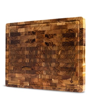 
Op zoek naar het beste Teak Houten Hakblok? Het SOPHIOR Teak Houten Hakblok combineert vakmanschap, functionaliteit en luxe. Dankzij de end grain-structuur is het zacht voor je messen, terwijl de warme teakkleur en verfijnde afwerking elke keuken verrijken.  Alles over dit Hakblok Gemaakt van kops gezaagd teakhout (end grain), biedt dit hakblok optimale duurzaamheid en een snijoppervlak dat je messen spaart. De royale afmetingen van 43 x 33 x 3 cm geven je alle ruimte voor het serieuze snijwerk. Dankzij de geïntegreerde handgrepen is het blok makkelijk op te tillen, en de praktische sapgeul voorkomt knoeien tijdens het werken met vochtige ingrediënten. Gemaakt van kops gezaagd teakhout – duurzaam, mesvriendelijk en slijtvast End grain-structuur – beschermt je messen en verlengt hun levensduur Elegante, verzonken handgrepen – praktisch en comfortabel in gebruik Ruim werkoppervlak van 43 x 33 x 3 cm – met praktische sapgeul Warme houtkleur en luxe afwerking – een stijlvolle toevoeging aan je keuken  Stijlvolle functionaliteit Teakhout staat bekend om zijn robuustheid en rijke uitstraling. De natuurlijke nerf en warme kleur maken dit hakblok tot een ware blikvanger. De combinatie van design en functionaliteit maakt het ideaal voor intensief gebruik én om trots op te zijn.  Wat houdt je nog tegen? Kies voor een hakblok dat jouw keukenwerk lichter maakt én er prachtig uitziet. Het SOPHIOR Teak Hakblok is de duurzame, stijlvolle keuze voor wie serieus kookt.Kleur: BruinAfmetingen: 43cm x 33cm x 3cm