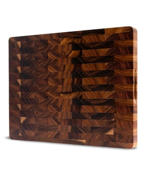 
Op zoek naar het beste Walnoot Houten Hakblok? Het SOPHIOR Walnoot Houten Hakblok is een blikvanger in elke keuken. Het biedt maximale werkruimte, beschermt je messen dankzij het kops gezaagde hout en straalt pure luxe uit – een must-have voor wie kwaliteit belangrijk vindt.   Alles over dit Hakblok Dit luxe hakblok is vervaardigd uit kops gezaagd walnoothout (end grain), een duurzame houtstructuur die de snijkracht opvangt en je messen scherp houdt. Met royale afmetingen van 43 x 33 x 3 cm heb je alle ruimte voor grote en intensieve snijbeurten. Het blok is voorzien van subtiele, fraai afgewerkte handgrepen aan beide zijden, zodat je het eenvoudig verplaatst van het hakken naar het presenteren. Gemaakt van hoogwaardig kops gezaagd walnoothout End grain-structuur – vangt snij-impact op en verlengt de levensduur van je messen Elegante handgrepen aan beide zijden – praktisch én stijlvol Extra groot oppervlak van 43 x 33 x 3 cm – veel ruimte om te snijden of te serveren Luxe afwerking met diepe, warme houttinten – een sieraad voor je keuken  Luxe design voor het oog en het werk De diepe, warme tonen van walnoothout geven dit hakblok een chique en natuurlijke uitstraling. Het gladde oppervlak zonder sapgeul zorgt voor een strak en ruim werkblad. Perfect voor wie houdt van een stijlvolle en functionele keukenoplossing.  Wat houdt je nog tegen? Gun jezelf een hakblok dat niet alleen praktisch is, maar ook jarenlang meegaat en je messen in topconditie houdt. Het SOPHIOR Walnoot Hakblok is de bewuste keuze voor de serieuze thuiskok met oog voor detail.Kleur: BruinAfmetingen: 43cm x 33cm x 3cm