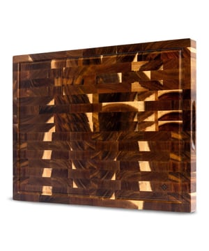 
Op zoek naar het beste Acacia Houten Hakblok met Sapgeul? Het SOPHIOR Acacia Houten Hakblok is een stijlvolle en robuuste aanwinst voor elke keuken. Met zijn royale formaat, praktische sapgeul en kops gezaagde structuur is het ontworpen voor intensief dagelijks gebruik.  Alles over dit Hakblok Dit luxe hakblok is vervaardigd van kops gezaagd acaciahout (end grain) – een houtstructuur die snij-impact opvangt en je messen langer scherp houdt. Dankzij het ruime oppervlak van 43 x 33 x 3 cm heb je alle ruimte voor grote snijklussen. De geïntegreerde sapgeul voorkomt geknoei bij het snijden van sappige ingrediënten, en de fraaie handgrepen maken verplaatsen gemakkelijk en veilig. Gemaakt van duurzaam kops acaciahout – mesvriendelijk en slijtvast End grain-oppervlak – vangt snij-impact op en beschermt je messen Subtiele handgrepen – stijlvol en functioneel Groot formaat: 43 x 33 x 3 cm – met sapgeul voor extra gebruiksgemak Warme houtkleur en luxe afwerking – een blikvanger in elke keuken  Luxe in vorm en functie De warme tinten van acaciahout en de natuurlijke nerftekening geven dit hakblok een rustieke, maar verfijnde uitstraling. Perfect voor wie waarde hecht aan vakmanschap, stijl én functionaliteit.  Wat houdt je nog tegen? Kies voor een hakblok dat jarenlang meegaat, je messen beschermt en je keuken verrijkt. Het SOPHIOR Acacia Hakblok is de bewuste keuze voor wie met aandacht kookt.Kleur: BruinAfmetingen: 43cm x 33cm x 3cm