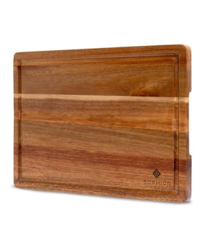 
Ontdek de SOPHIOR Acacia Houten Snijplank, waar stijl en functionaliteit samenkomen in deze prachtige Snijplank.   Gemaakt van duurzaam en hoogwaardig acaciahout Stevig snijoppervlak voor alle kooktaken Praktische sapgeul houdt je werkplek schoon Elegant houtpatroon voegt karakter toe aan je keuken Veelzijdig inzetbaar voor snijden, serveren en presenteren   Stel je voor: je staat in je keuken, klaar om een heerlijke maaltijd te bereiden. Je pakt de SOPHIOR Acacia Snijplank en voelt meteen de kwaliteit. Het warme, natuurlijke houtpatroon nodigt je uit om creatief te worden met je gerechten. Of je nu groenten snijdt, vlees fileert of een kaasplankje presenteert, deze snijplank is je trouwe metgezel. Het stevige oppervlak biedt stabiliteit tijdens het snijden, terwijl de slimme sapgeul ervoor zorgt dat je werkblad schoon blijft. Zo kun je je volledig concentreren op het creëren van culinaire meesterwerken, zonder je zorgen te maken over geknoei.   De SOPHIOR Acacia houten snijplank is niet zomaar een van je snijplanken; het is een statement! Het elegante design maakt het ook perfect voor het serveren van hapjes of het presenteren van je favoriete kazen en charcuterie. Je gasten zullen onder de indruk zijn van jouw oog voor detail en stijl. Bovendien is acaciahout van nature duurzaam en onderhoudsvriendelijk. Met de juiste zorg gaat deze snijplank jarenlang mee, waardoor het een waardevolle investering is voor elke kookliefhebber.   Of je nu een ervaren chef bent of net begint met koken, de SOPHIOR Acacia Snijplank tilt je keukenervaring naar een hoger niveau. Het combineert functionaliteit met schoonheid, waardoor elke maaltijdbereiding een plezier wordt. Geef je keuken de upgrade die het verdient. Bestel vandaag nog jouw SOPHIOR Acacia Snijplank en ontdek hoe een klein detail een groot verschil kan maken in je dagelijkse kookplezier! Kleur: BruinAfmetingen: 32,8cm x 22,7cm x 2cm