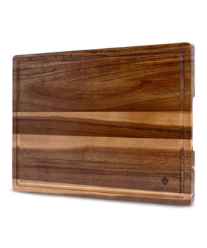 
Ontdek de perfecte balans tussen functionaliteit en stijl met de SOPHIOR Grote Acacia Houten Snijplank.   Ruim snijoppervlak voor al je kookavonturen Duurzaam acaciahout met prachtig natuurlijk patroon Handige sapgeul voorkomt knoeien Robuust en stabiel voor veilig snijden Stijlvolle eyecatcher in elke keuken   Of je nu een beginnende thuiskok bent of een ervaren chef, deze SOPHIOR snijplank is je trouwe metgezel in de keuken. Het royale formaat biedt alle ruimte die je nodig hebt voor het bereiden van heerlijke maaltijden. Het duurzame acaciahout voelt niet alleen prettig aan, maar is ook vriendelijk voor je messen. Elke snijplank heeft een uniek houtpatroon, waardoor je niet alleen een functioneel keukenhulpje in huis haalt, maar ook een stukje natuur. De warme uitstraling van het hout voegt direct sfeer toe aan je keuken en nodigt uit om creatief aan de slag te gaan met je gerechten.   De ingebouwde sapgeul is een slim detail dat je zult waarderen. Hiermee voorkom je dat sappen van groenten of vlees op je aanrecht belanden. Zo houd je je werkplek schoon en hygiënisch. De robuuste constructie zorgt ervoor dat de plank stabiel blijft liggen, zelfs bij intensief gebruik. We begrijpen dat je misschien twijfelt over de aanschaf van een nieuwe snijplank. Maar stel je eens voor hoe prettig het is om op een ruim oppervlak te werken, zonder zorgen over stabiliteit of knoeien. Deze snijplank maakt het verschil in je dagelijkse kookroutine.   Geef je keuken een upgrade met deze SOPHIOR Grote Acacia Snijplank. Het is meer dan een keukentool; het is een investering in je kookplezier en de uitstraling van je keuken. Ervaar zelf hoe fijn het is om met kwaliteitsproducten te werken. Bestel nu en ontdek waarom zoveel thuiskoks al voor deze snijplank hebben gekozen. Je zult je afvragen hoe je ooit zonder hebt gekund! Kleur: BruinAfmetingen: 42cm x 30cm x 2cm