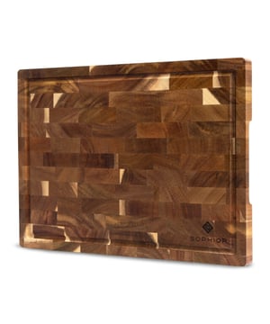
Compact, duurzaam en stijlvol: de acacia houten snijplank van SOPHIOR De SOPHIOR Acacia Houten Snijplank is ideaal voor dagelijks snijwerk in een compacte keuken. Gemaakt van 100% FSC-gecertificeerd kops gezaagd acaciahout, met sapgeul, luxe afwerking en praktische handgrepen. Klein van formaat, groots in uitstraling.  Alles over deze Snijplank Deze hoogwaardige snijplank is vervaardigd van kops gezaagd acaciahout (end grain), waardoor je messen langer scherp blijven en het oppervlak slijtvast is. Het formaat van 35 x 25 x 2 cm is perfect voor kleinere keukens of snelle snijklussen. De sapgeul voorkomt geknoei, terwijl de elegante verzonken handgrepen zorgen voor makkelijk verplaatsen en serveren. Dankzij het gebruik van FSC-gecertificeerd hout kies je niet alleen voor kwaliteit, maar ook voor een bewuste, duurzame oplossing. Gemaakt van 100% FSC-gecertificeerd kops acaciahout – duurzaam en verantwoord End grain-structuur – mesvriendelijk en zelfherstellend bij lichte snijsporen Compact formaat: 35 x 25 x 2 cm – ideaal voor dagelijks gebruik Voorzien van sapgeul en handgrepen – praktisch én stijlvol Luxe afwerking – ook geschikt als serveerplank voor kleine hapjes  Klein formaat, groot effect De warme, natuurlijke uitstraling van acaciahout maakt deze plank een sfeervolle toevoeging aan iedere keuken. Compact in formaat, maar met een uitstraling die niet onopgemerkt blijft.  Wat houdt je nog tegen? Ga voor een compacte snijplank die jouw keuken verrijkt met stijl, functionaliteit én duurzaamheid. De SOPHIOR Acacia Snijplank is gemaakt om lang mee te gaan.Kleur: BruinAfmetingen: 35cm x 25cm x 2cm