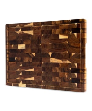 
Op zoek naar een royale én duurzame houten snijplank? De SOPHIOR Grote Acacia Houten Snijplank is een stijlvolle keuze voor wie ruim wil werken met aandacht voor duurzaamheid. Gemaakt van 100% FSC-gecertificeerd acaciahout, met luxe afwerking, sapgeul en stevige handgrepen – ideaal voor intensief gebruik en stijlvol serveren.  Alles over deze Snijplank Deze snijplank is vervaardigd van kops gezaagd acaciahout (end grain) – een houtstructuur die je messen spaart en lichte snijsporen opvangt. Dankzij het royale formaat van 42 x 30 x 2 cm heb je alle ruimte voor groente, vlees of brood. De geïntegreerde sapgeul houdt je werkblad schoon, en de fraai verzonken handgrepen zorgen voor extra gebruiksgemak. Deze snijplank is niet alleen praktisch, maar ook verantwoord: hij is volledig gemaakt van FSC-gecertificeerd hout. Gemaakt van 100% FSC-gecertificeerd kops acaciahout End grain-structuur – verlengt de levensduur van je messen Royaal formaat: 42 x 30 x 2 cm – met sapgeul voor extra gebruiksgemak Handgrepen aan beide zijden – makkelijk te tillen en serveren Luxe uitstraling – ook perfect als serveerplank  Functionaliteit met karakter De warme houtnerf van acacia en de verfijnde afwerking maken deze plank tot een sieraad op het aanrecht én aan tafel. Een combinatie van stijl, functionaliteit en verantwoordelijkheid.  Wat houdt je nog tegen? Kies voor een snijplank die alles heeft: ruimte, uitstraling én duurzaamheid. De SOPHIOR Grote Acacia Snijplank is ontworpen voor wie bewust kookt met kwaliteit.Kleur: BruinAfmetingen: 42cm x 30cm x 2cm