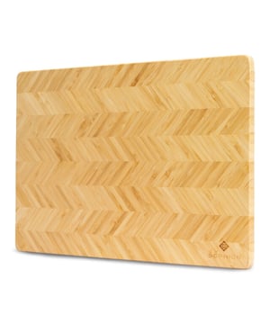 
Op zoek naar een stijlvolle én duurzame bamboe snijplank? De SOPHIOR Bamboe Houten Snijplank combineert een strak design met natuurlijke elegantie. Gemaakt van 100% FSC-gecertificeerd hout en voorzien van een uniek patroon, royale afmetingen en verfijnde handgrepen – perfect als snijplank én serveerplank.  Alles over deze Snijplank Deze luxe snijplank is vervaardigd uit duurzaam bamboe en valt op door het unieke ingelegde patroon dat elke plank een eigen karakter geeft. Met een royaal formaat van 42 x 30 x 1,8 cm biedt hij volop ruimte voor het snijden van brood, groente of vlees. Door zijn stijlvolle uitstraling doet hij ook uitstekend dienst als serveerplank. Gemaakt van 100% FSC-gecertificeerd bamboehout – sterk, duurzaam en milieuvriendelijk Royaal werkoppervlak van 42 x 30 cm – ideaal voor snijden én presenteren Uniek ingelegd patroon – elke plank is visueel bijzonder Luxe afwerking – een functioneel en decoratief item in de keuken  Functioneel én decoratief De warme kleurtonen van bamboe en het verfijnde lijnenspel geven deze plank een moderne, natuurlijke uitstraling. Perfect voor wie waarde hecht aan duurzaamheid, design en veelzijdigheid in de keuken.  Wat houdt je nog tegen? Kies voor een bamboe snijplank die praktisch én elegant is. De SOPHIOR Snijplank is ontworpen om lang mee te gaan en jouw keuken of tafel extra uitstraling te geven.Kleur: BruinAfmetingen: 42cm x 30cm x 1,8cm