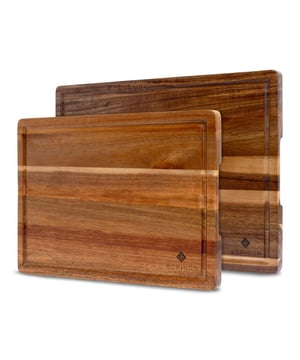
De complete snijplankenset van acaciahout voor stijlvol en praktisch koken De SOPHIOR Luxe Snijplankenset van duurzaam acaciahout combineert schoonheid met functionaliteit. Met een normaal én groot formaat heb je altijd de juiste plank bij de hand – of je nu snel een ui snijdt of een diner in stijl serveert.  Alles over deze snijplankenset Deze set bestaat uit twee hoogwaardige snijplanken van FSC-gecertificeerd acaciahout: een compact formaat (35 x 25 x 2 cm) en een groter werkoppervlak (42 x 30 x 2 cm). Beide planken zijn voorzien van een stevige snijstructuur, een handige sapgeul en fraai verzonken handgrepen. Het natuurlijke houtpatroon en de warme kleur maken van elke plank een stijlvolle blikvanger op het aanrecht of aan tafel. Perfect voor dagelijks gebruik én om indruk te maken tijdens het serveren. Set van 2 formaten – voor elke snijklus of presentatie Gemaakt van duurzaam acaciahout – stevig, stijlvol en onderhoudsvriendelijk Voorzien van sapgeul – houdt je werkblad schoon Mooie handgrepen – praktisch én decoratief Ideaal voor snijden én serveren – van groenten tot charcuterie  Functioneel, veelzijdig en elegant Of je nu groenten snijdt, een steak serveert of een kaasplankje presenteert – met deze set ben je altijd voorbereid. Het warme acaciahout geeft karakter aan je keuken en is tegelijkertijd slijtvast en mesvriendelijk.  Wat houdt je nog tegen? Deze set is dé perfecte keuze voor wie zoekt naar praktische luxe. De SOPHIOR Acacia Snijplankenset is duurzaam, stijlvol en ontworpen om elke dag met plezier te gebruiken.Kleur: BruinAfmetingen: 42x30x2cm / 35x25x2cm