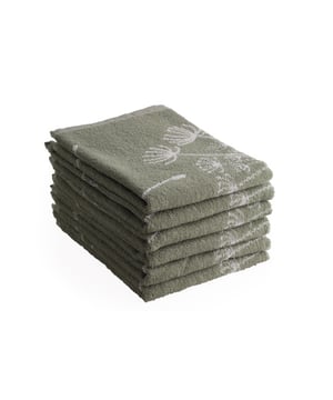 
Deze mooie set met luxe keukendoeken past in iedere keuken!De keukendoeken zijn gemaakt van katoen. De katoen is van stevige kwaliteit, hierdoor gaan deze lang mee en kunnen deze gewoon op 60 graden gewassen worden. De keukendoeken hebben een groot absorptievermogen, waardoor makkelijk en snel afgedroogd wordt.MogelijkhedenDe keukendoeken zijn te gebruiken voor diverse doeleinde. Zoals; drogen, servet en schoonmakenKeukencollectieDeze keukencollectie is verkrijgbaar in verschillende patronen en kleuren. Ieder patroon is te bestellen in een set van 6 keukendoeken. Unieke eigentijdse designs keukentextiel. Tevens verkrijgbaar bijpassende theedoeken.MatenDe keukendoeken hebben een formaat van 50x50 cm.MaterialenOnze doeken zijn gemaakt van hoogwaardige kwaliteit katoen. Waardoor ze lang mee gaan en netjes blijven. Daarnaast zijn ze voorzien van een handige ophanglus.WasvoorschriftenDe kekendoeken kunnen gewassen worden tot 60 °C . De keukendoeken mogen in de droger, mits op een lage temperatuur.Inhoud verpakking6 keukendoeken 50x50 cm Product specificaties:100% katoenSet van 6 keukendoekenFormaat 50x50 cmWassen tot 60 gradenDrogen op een lage temperatuurBSCI - gecertificeerdOekotex - gecertificeerd - Afmeting: 50 x 50 cm - Kleur: Groen - Materiaal: Katoen